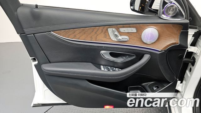 Mercedes-Benz E-Class 2020 — photo 14