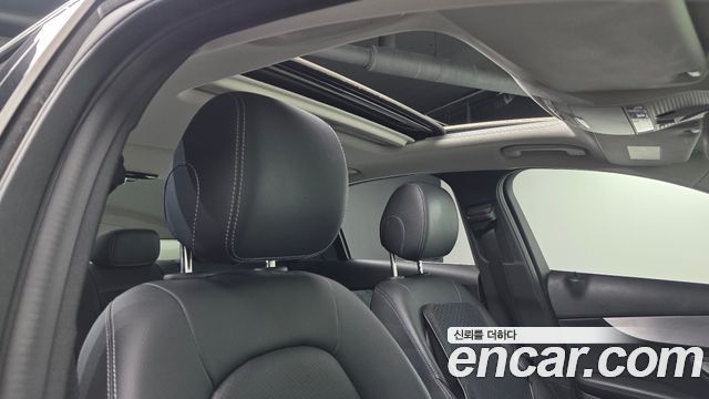 Mercedes-Benz C-Class 2018 — photo 17