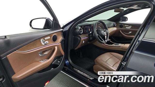 Mercedes-Benz E-Class 2022 — photo 10