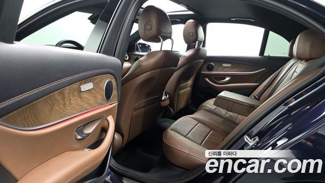 Mercedes-Benz E-Class 2022 — photo 11