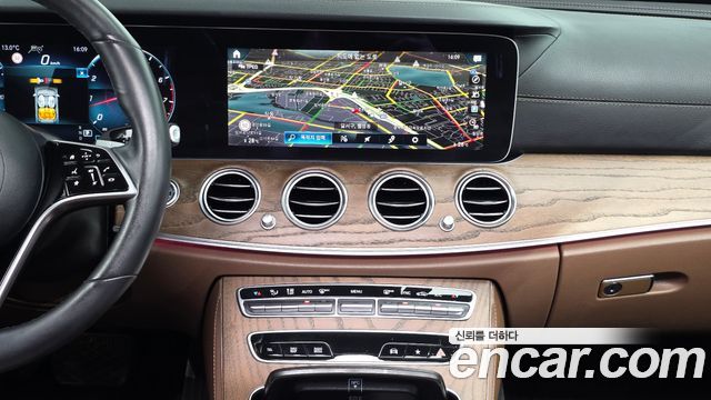 Mercedes-Benz E-Class 2022 — photo 13