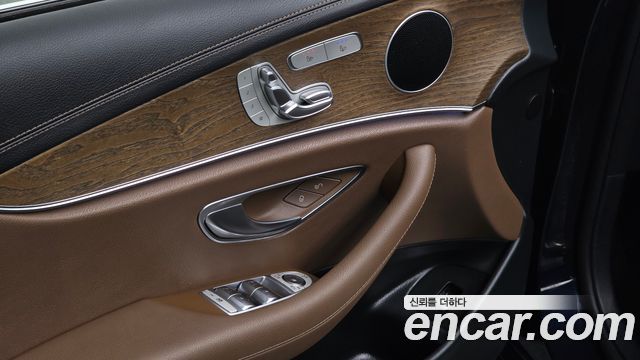 Mercedes-Benz E-Class 2022 — photo 16