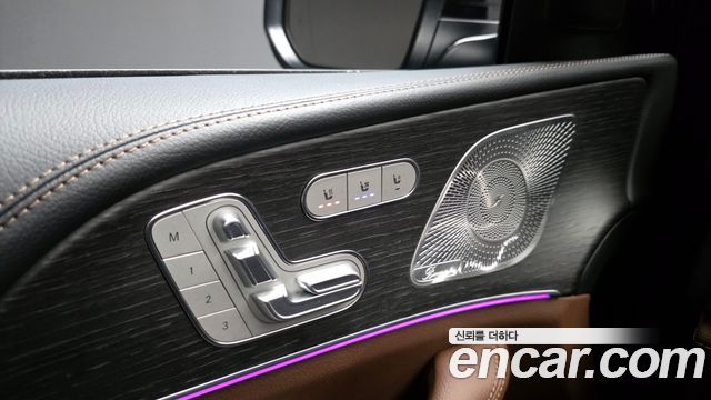 Mercedes-Benz GLS-Class 2025 — photo 28