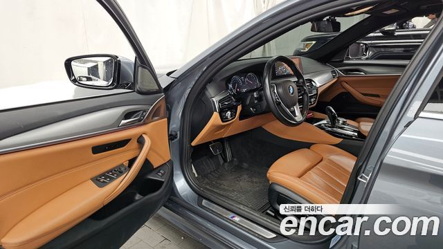 BMW 5-Series 2018 — photo 10