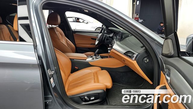 BMW 5-Series 2018 — photo 11