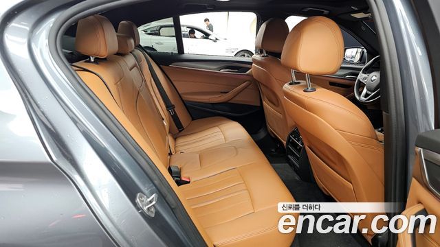 BMW 5-Series 2018 — photo 12