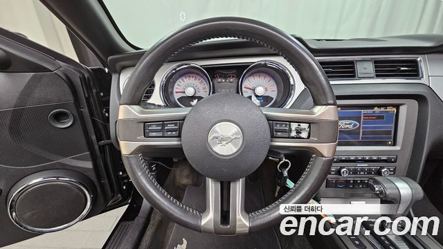 Ford Mustang 2011 — photo 18