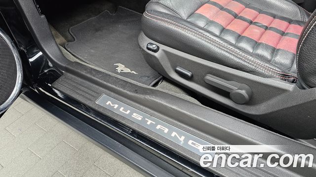 Ford Mustang 2011 — photo 24
