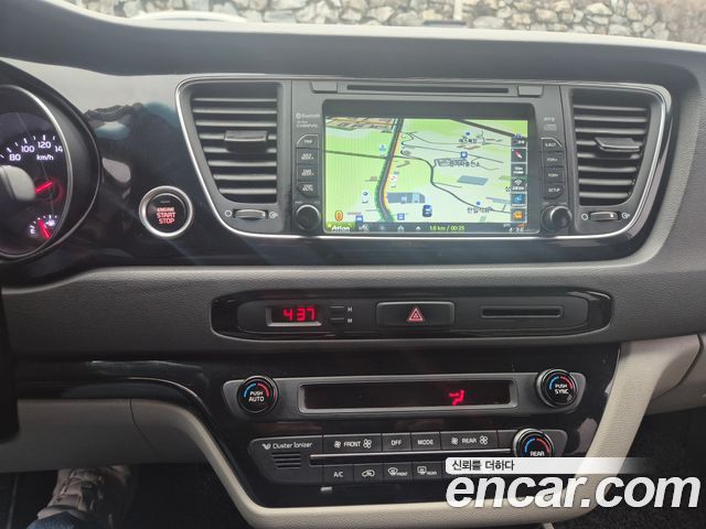 Kia Canival 2015 — photo 10