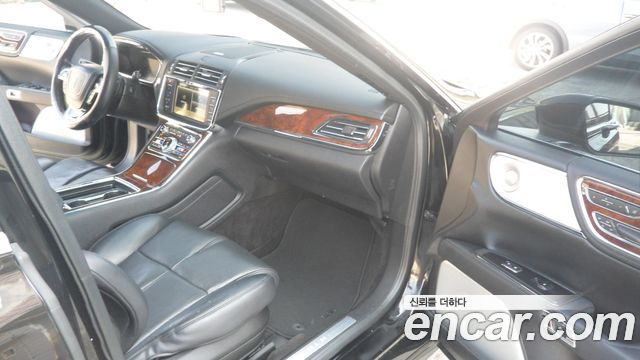 Lincoln Continental 2018 — photo 9