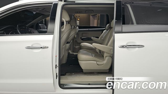 Kia Canival 2020 — photo 17