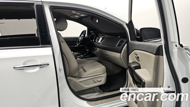 Kia Canival 2020 — photo 16