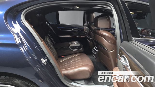 BMW 7-Series 2020 — photo 18