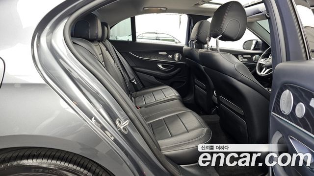 Mercedes-Benz E-Class 2019 — photo 12