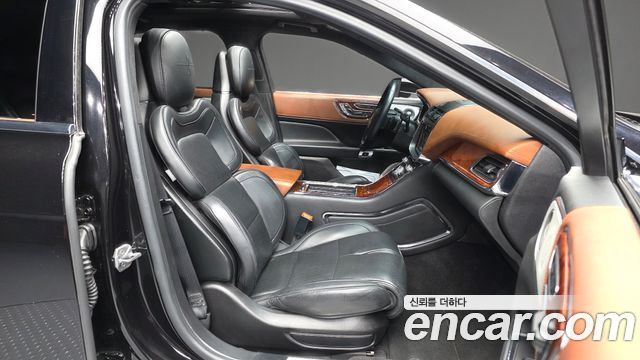 Lincoln Continental 2017 — photo 11