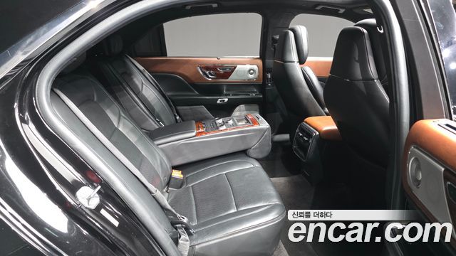 Lincoln Continental 2017 — photo 12