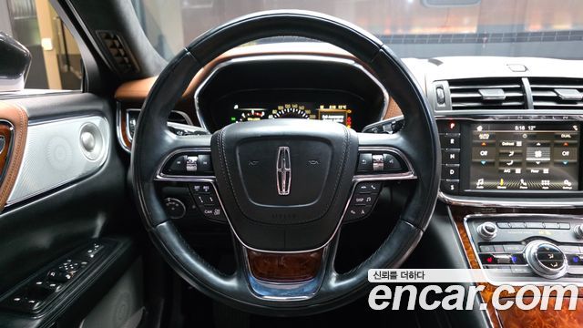 Lincoln Continental 2017 — photo 13