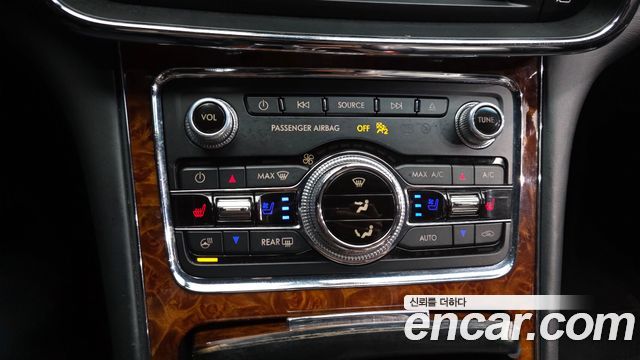 Lincoln Continental 2017 — photo 15