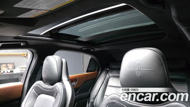 Lincoln Continental 2017 — photo 18