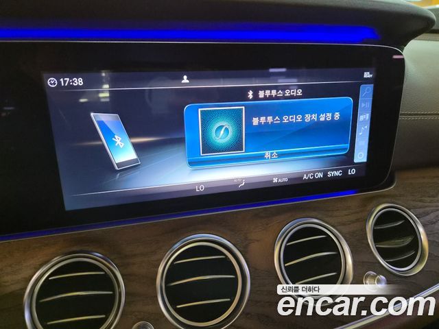 Mercedes-Benz E-Class 2018 — photo 11