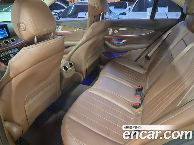 Mercedes-Benz E-Class 2018 — photo 14