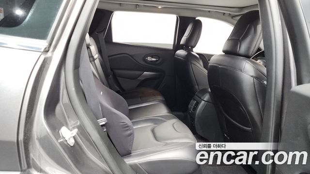 Jeep Cherokee 2019 — photo 16