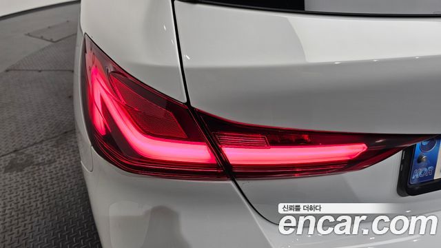 BMW 1-Series 2022 — photo 9