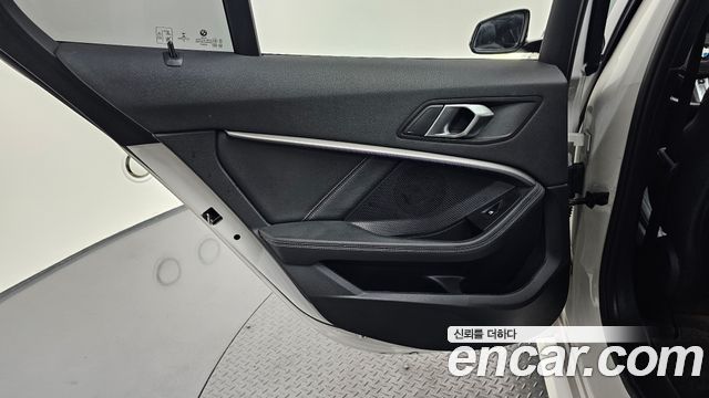 BMW 1-Series 2022 — photo 15