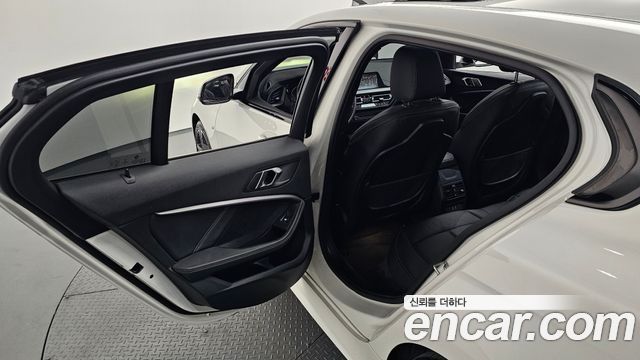 BMW 1-Series 2022 — photo 35