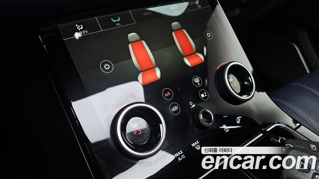 Land Rover Range Rover Velar 2018 — photo 17