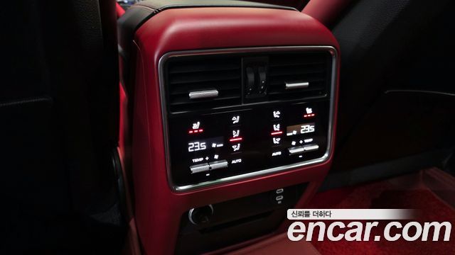 Porsche Cayenne 2023 — photo 17