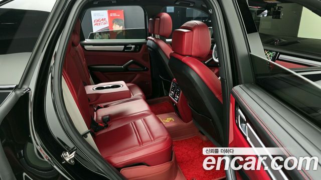 Porsche Cayenne 2023 — photo 29