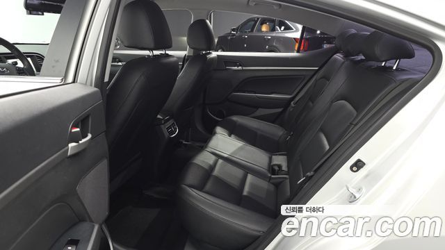 Hyundai AVANTE 2016 — photo 12