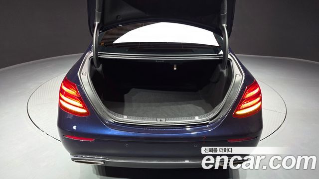 Mercedes-Benz E-Class 2018 — photo 23
