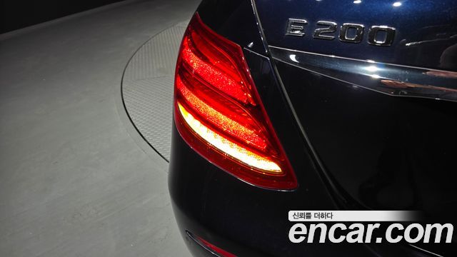Mercedes-Benz E-Class 2018 — photo 9