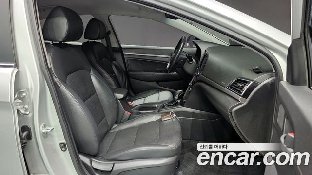 Hyundai AVANTE 2016 — photo 11