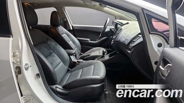 Kia K3 2015 — photo 17