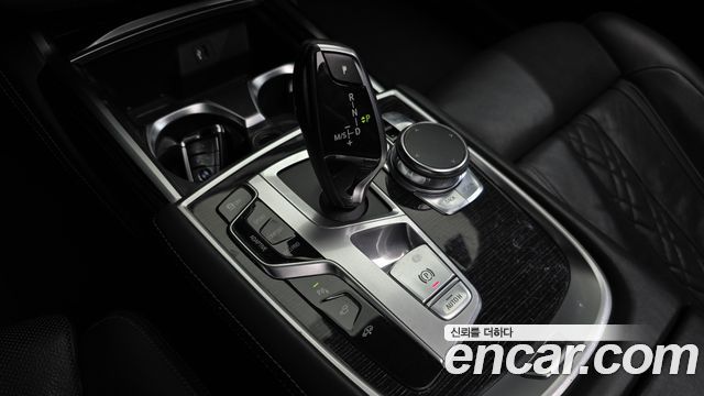 BMW 7-Series 2018 — photo 12