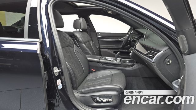 BMW 7-Series 2018 — photo 17