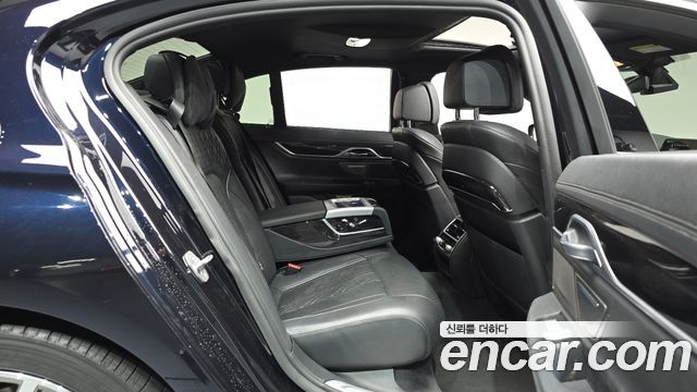 BMW 7-Series 2018 — photo 18