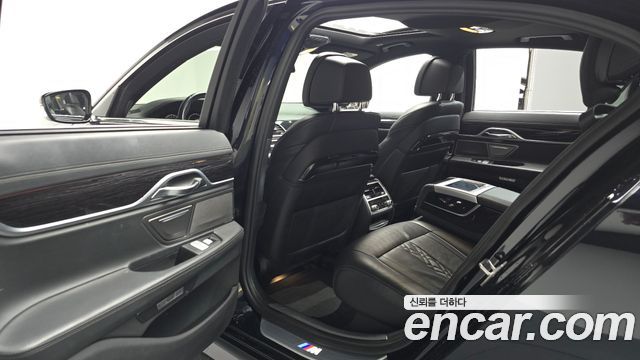 BMW 7-Series 2018 — photo 16