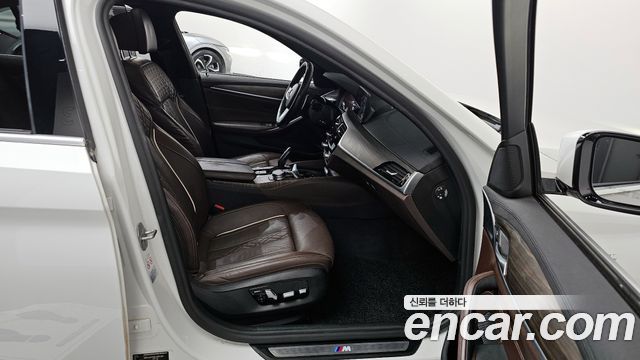 BMW 5-Series 2020 — photo 17