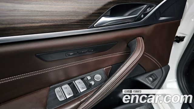 BMW 5-Series 2020 — photo 27