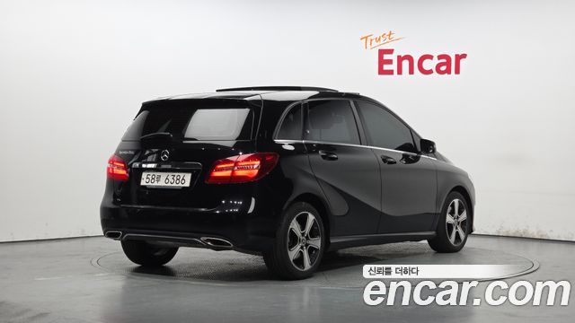 Mercedes-Benz B-Class 2018 — photo 2