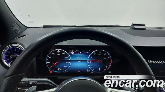 Mercedes-Benz GLA-Class 2023 — photo 8