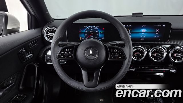 Mercedes-Benz A-Class 2020 — photo 12
