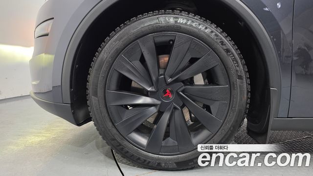 Tesla Model Y 2025 — photo 5