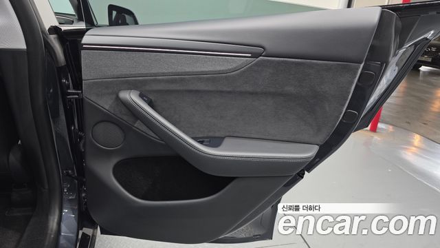 Tesla Model Y 2025 — photo 35