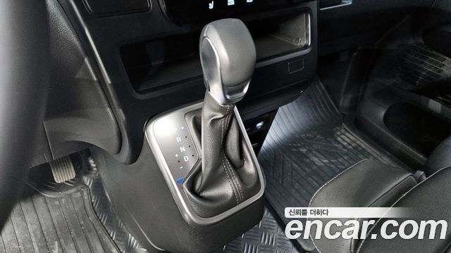 Hyundai Staria 2025 — photo 9