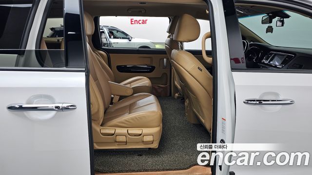 Kia Canival 2019 — photo 16